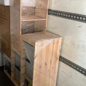 רהיטים עטופים בניילון בתוך משאית הובלה