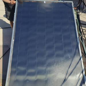 פאנל סולארי שטוח עם דמות לידו