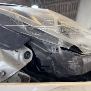 פנס רכב שבור עם סרט דבק שקוף