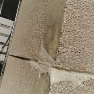 חיבור קיר בטון עם חומר איטום לבן