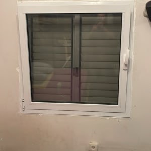 חלון אלומיניום עם תריסים סגורים