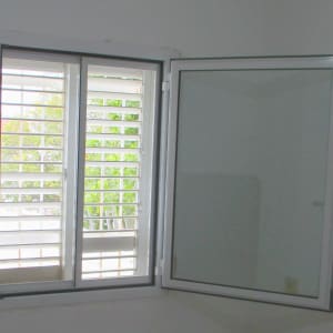 חלון אלומיניום פתוח עם תריסים