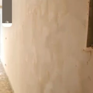 קיר גבס עם חור מלבני בצד ימין