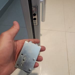 מנעול דלת ויד מחזיקה חלק מתכת