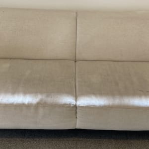 ספה בהירה עם כתמים קלים על המושב