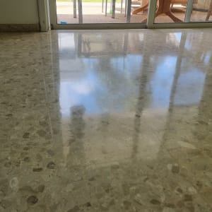 רצפה מבריקה ונקייה ליד חלון זכוכית