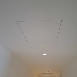 תקרת גבס עם פתח גישה בחדר מואר