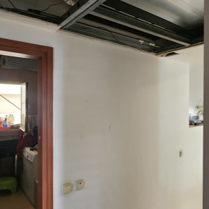 תקרה פתוחה עם צינורות ומערכת מיזוג אוויר