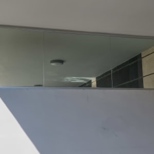 זכוכית גדולה במרפסת בניין מודרני