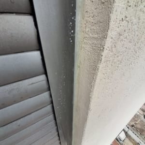 איטום קיר חיצוני עם חומר איטום אפור