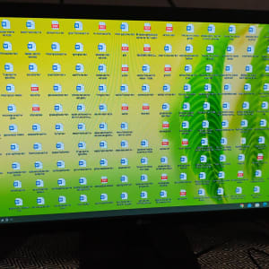 מסך מחשב עם תיקיות וקבצים על שולחן העבודה