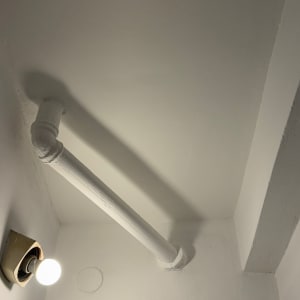 צינור שעובר בתקרה