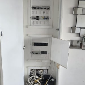 ארון חשמל עם כבלים וציוד רשת