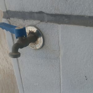 ברז מים מותקן על קיר חיצוני