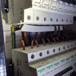 לוח חשמל עם מפסקים של שניידר אלקטריק