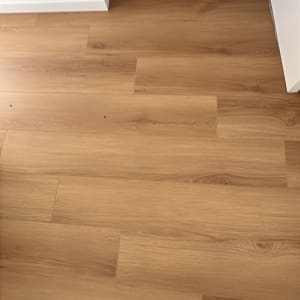 רצפת פרקט עץ בהירה ליד קיר לבן