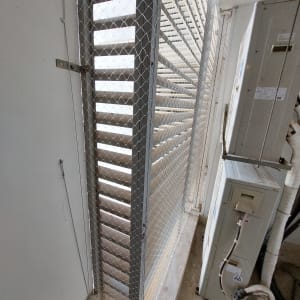 רשת מתכת מותקנת למניעת כניסת יונים