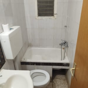 חדר אמבטיה עם כיור, אסלה ואמבטיה