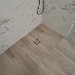 ריצוף חדש בחדר אמבטיה עם קירות שיש