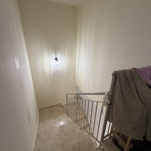 גרם מדרגות עם קיר צבוע ותאורה