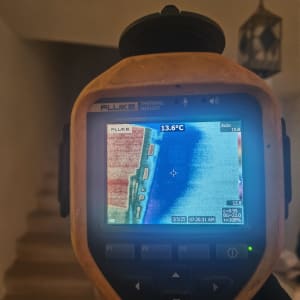 תמונה תרמית מציגה אזור קר על מסך מכשיר פלוק