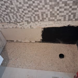 שיפוץ חדר אמבטיה עם אריחים וקיר חשוף