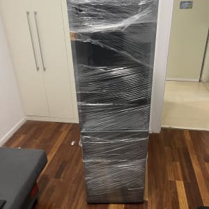 ארון עטוף בניילון בחדר עם רצפת עץ