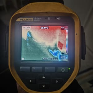 מצלמה תרמית מציגה תמונה עם טמפרטורות שונות