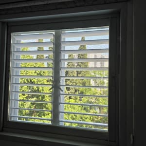 חלון אלומיניום עם תריסים פתוחים חלקית