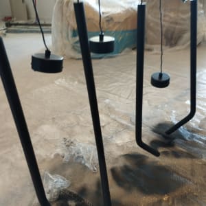 מנורות תלויות מעל יריעת פלסטיק על הרצפה