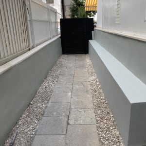 שביל מרוצף עם קירות צבועים בצבע אפור