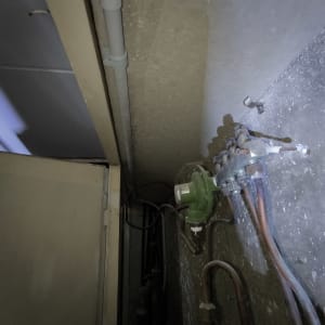 צינורות חשמל וקופסת חיבורים על קיר