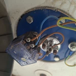 חיבורי חשמל על דוד שמש או מחמם מים