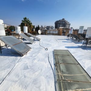 גג אטום בחומר לבן עם קולטי שמש