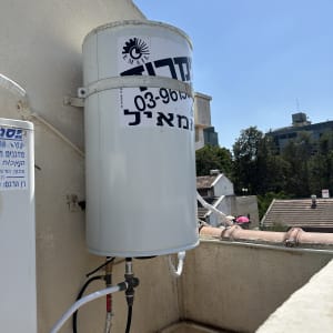 דוד שמש מותקן על גג עם צנרת מחוברת