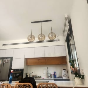 שקע חשמל וכבל חשמלי על השולחן במטבח