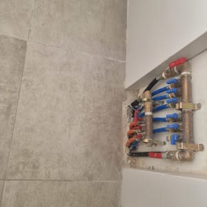 צינורות מים צבעוניים בקיר במהלך שיפוץ