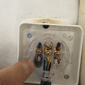 חיבורי חשמל עם חוטים צבעוניים וברגים