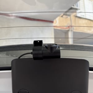 מצלמה מותקנת על שמשת רכב, חלק ממערכת בטיחות לרכב