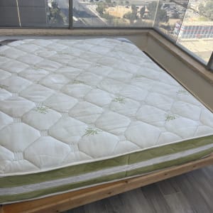 מזרן על מיטה עם צינור ניקוי כחול