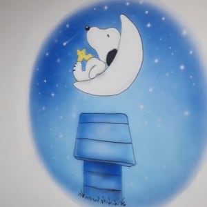 ציור קיר של כלב על ירח עם כוכבים