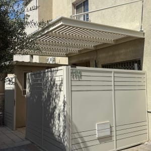 פרגולה אלומיניום מותקנת בחצר בית