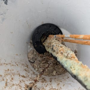 חלקים פנימיים של דוד שמש עם הצטברות אבנית