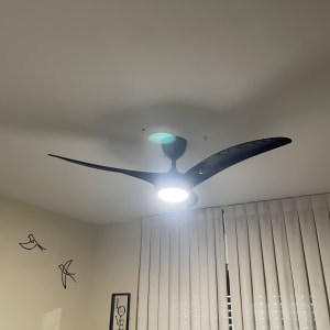 מאוורר תקרה עם תאורה דולקת