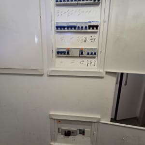 לוח חשמל עם מפסקים וכיתוב בעברית