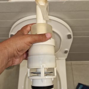 תיקון אסלה עם חלקי צנרת