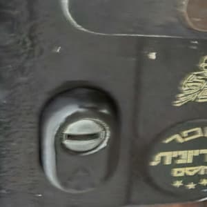 תמונה של מנעול על דלת מתכת כהה