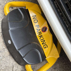 מחסום חניה צהוב עם כיתוב 