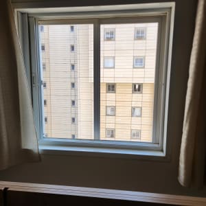 חלון אלומיניום עם מסגרת לבנה