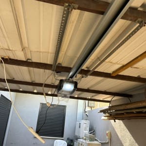 מערכת שער חשמלי מותקנת על תקרה עם חיווט גלוי